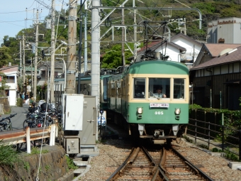 江ノ島電鉄300形(Mc) 305 鉄道フォト・写真 by Akaiさん 稲村ヶ崎駅：2024年04月13日14時ごろ