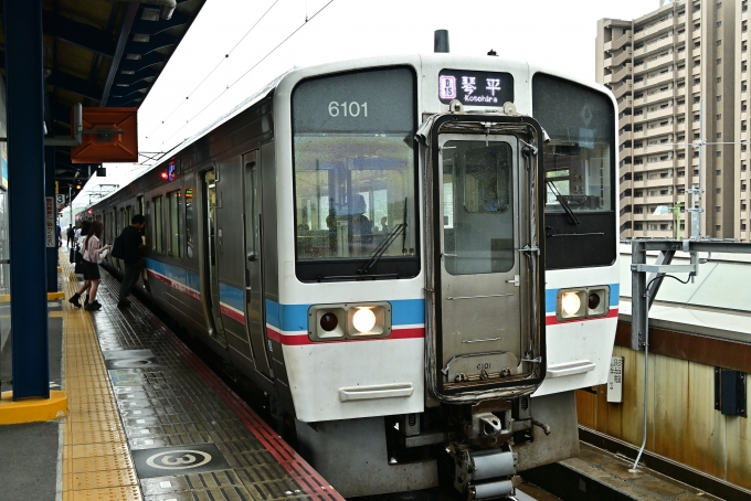 鉄道フォト・写真：JR四国  6101 坂出駅 鉄道フォト・写真 by 勝手きままさん - 撮影日 2023/08/17 10:10