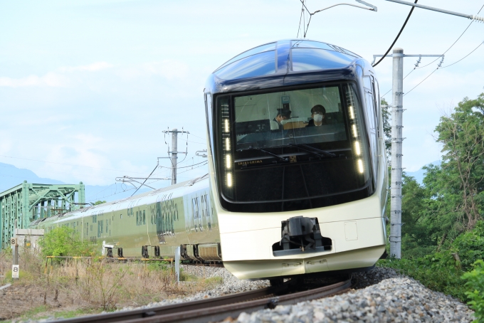 JR東日本E001系電車 TRAIN SUITE 四季島(特急) 鉄道フォト・写真 by あむはんさん 安茂里駅：2022年07月13日07時ごろ