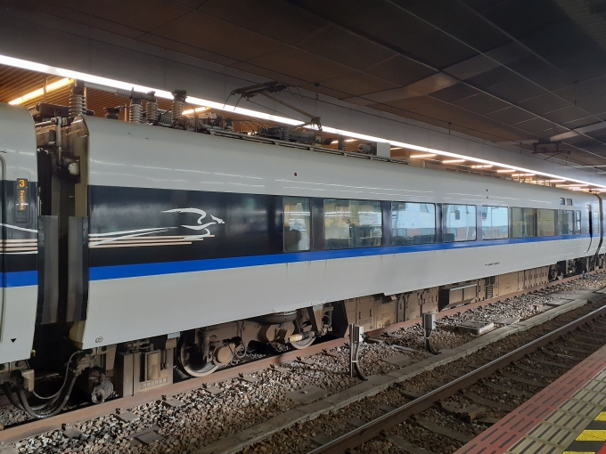 鉄道フォト・写真：JR西日本 683系電車 サンダーバード サハ682-4320 大阪駅 鉄道フォト・写真 by トリテツノワグマさん - 撮影日 2022/11/20 08:35