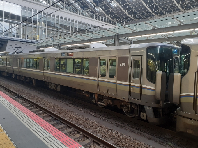 鉄道フォト・写真：JR西日本223系電車 クハ222-2046 大阪駅 鉄道フォト・写真 by トリテツノワグマさん - 撮影日 2022/11/20 08:45