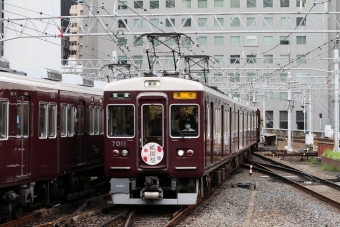 阪急電鉄 阪急7000形(Mc) ２０２４祇園祭ヘッドマーク 7011 鉄道フォト・写真 by こやじじいさん 大阪梅田駅 (阪急)：2024年07月18日17時ごろ