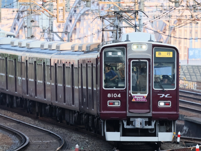 鉄道フォト・写真：阪急電鉄 阪急8000系電車 メモリアル８０００ヘッドマーク 8104 十三駅 鉄道フォト・写真 by こやじじいさん - 撮影日 2024/07/19 18:32